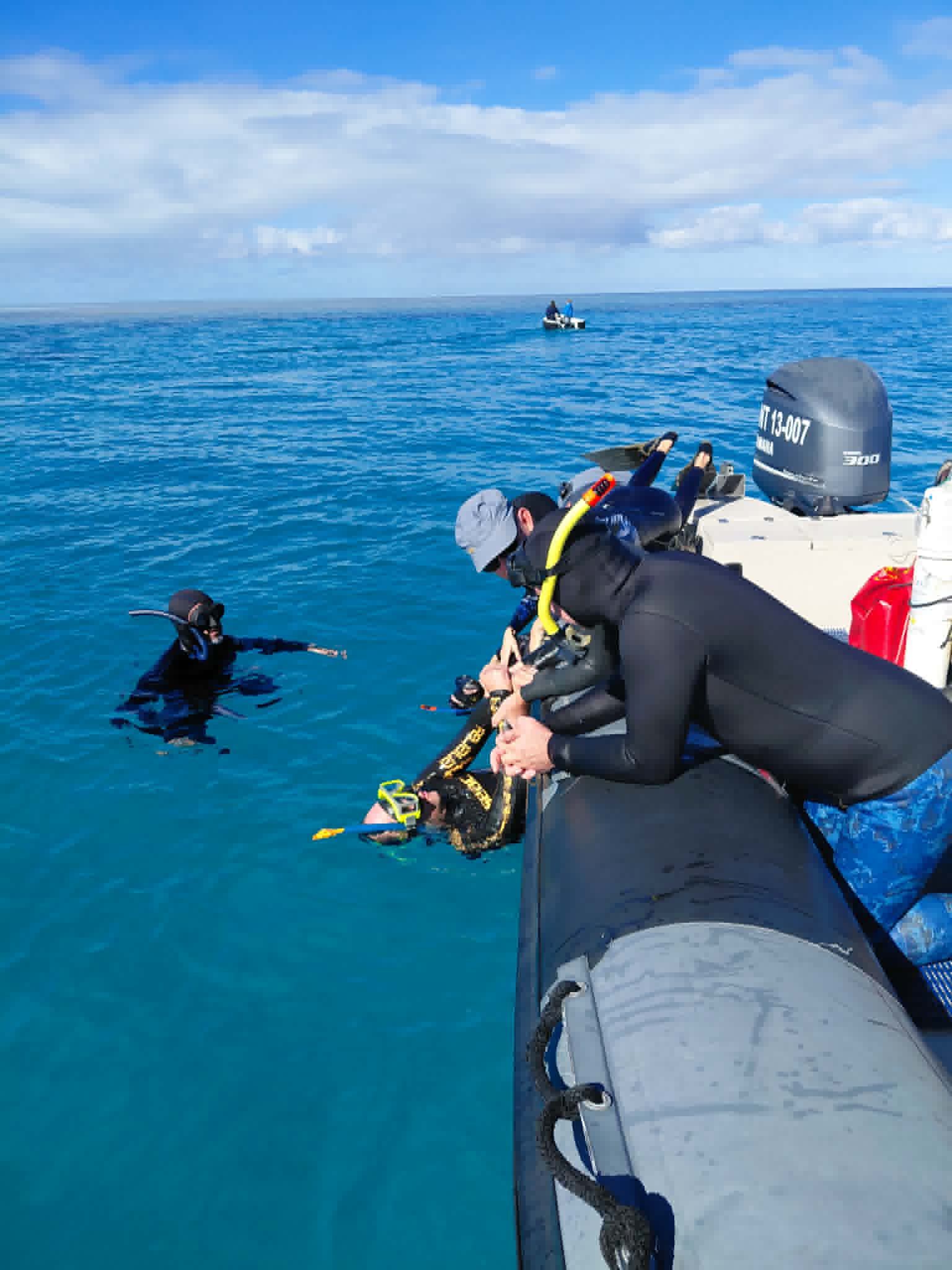 Exercice de sauvetage en mer - récupération d'un apnéiste en difficulté et remontée sur le bateau